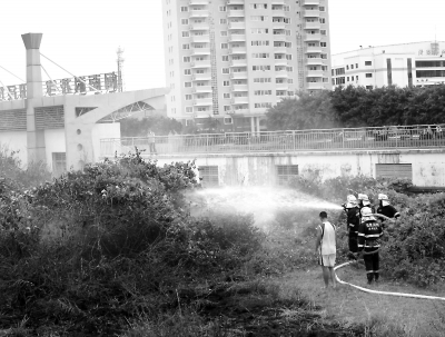 消防人員正在閩南科技學院外滅火