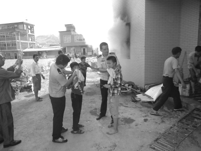 民警幫被救出的兩個小孩擦臉