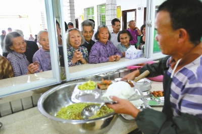 老人在餐廳排隊等候飯菜