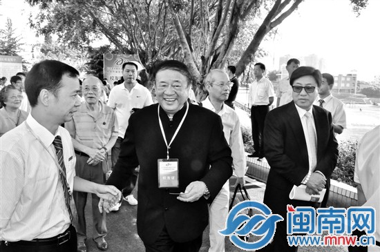 劉再復（中）與國光校友一起參加紀念活動