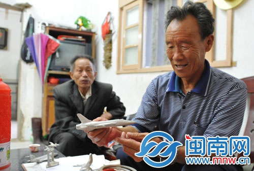 當(dāng)年打下美國戰(zhàn)機(jī)后,士兵們用飛機(jī)殘骸制成戰(zhàn)機(jī)模型