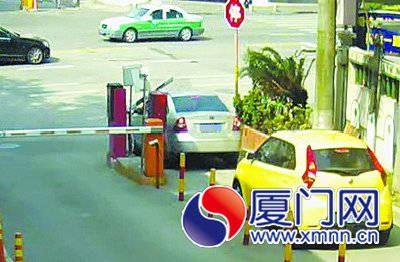 朱某駕車緩緩駛向道閘，硬生生將道閘頂開