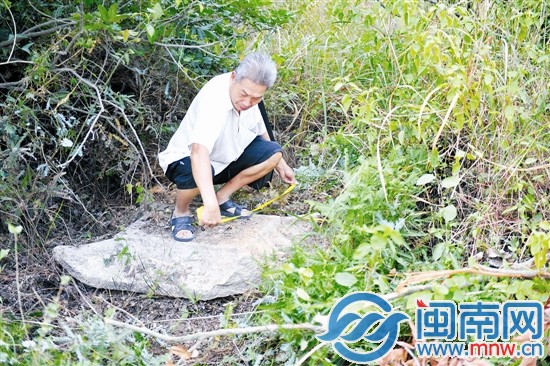 黃一龍墓旁邊還發現一個石質屋頂