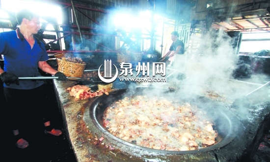 兩名工人圍著四口大鍋煉豬油，現場散發出陣陣惡臭。