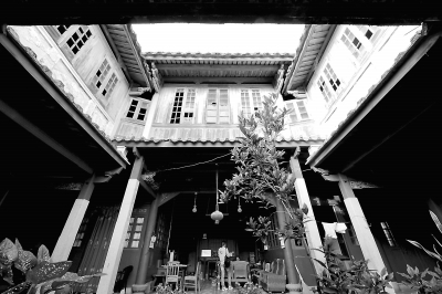 主體廳堂二樓窗子上的玻璃殘缺不全