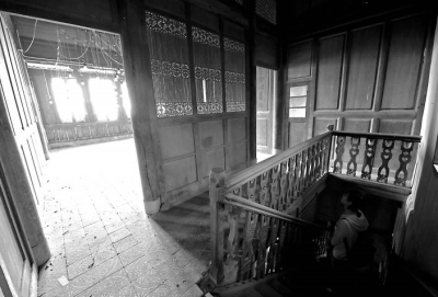 部分建筑地磚松動(dòng),木頭腐朽斷裂