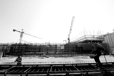 工人們正在安置房施工現場忙碌著