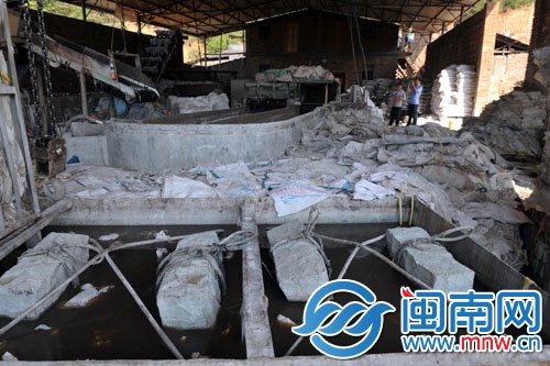 塑料廠內堆滿各種編織袋