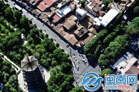 1.遙望西街,西塔如同古城畫卷上的印章般醒目