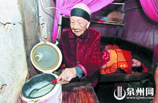 雖已年邁，王算仍每天為臥床的七旬女兒熬粥、擦身，