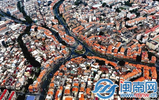 朝天門通達四方，正如閩南紅在傳承延續