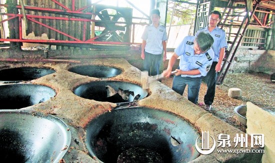 南安水頭執法人員現場搗毀黑作坊的生產設備