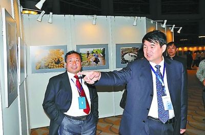 廖少華(右)與洪金洲(左)共同出席某活動(dòng)