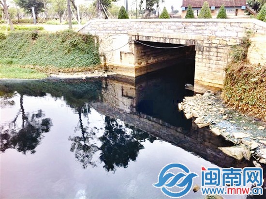 前日，安平橋水頭橋頭水黑如墨