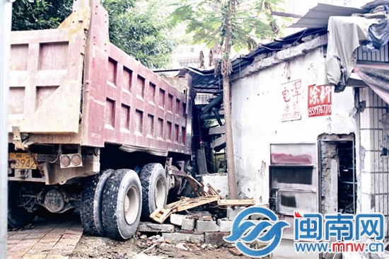 土方車的車頭整個沖進了房間