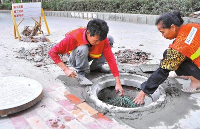 工人正在安裝窨井防墜網