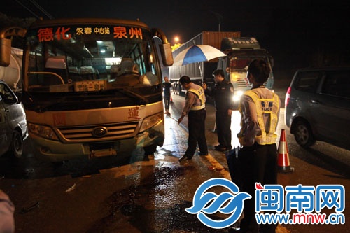 民警正在勘查車禍現場