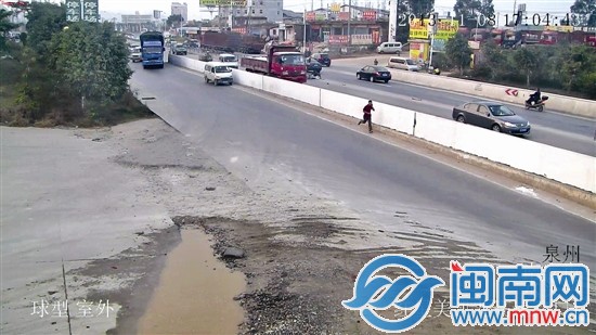 監控顯示，丁某撞人后棄車逃跑