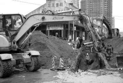 工人在洪瀨鎮江濱東路挖排水溝