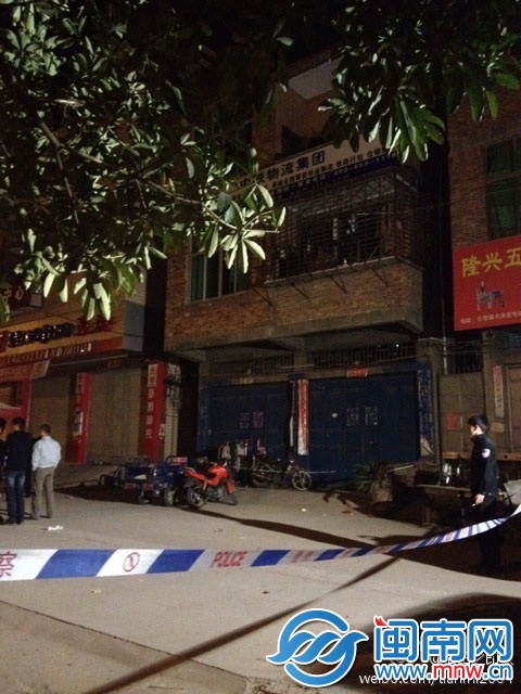 中間藍色鐵門的這棟民房,房東收到包裹