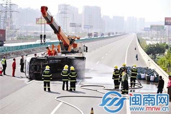 為防止爆炸,消防官兵朝貨車噴水,3個(gè)泄漏氣罐被移