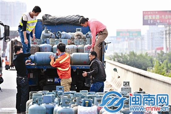 路政部門找來貨車,將液化氣罐運(yùn)走