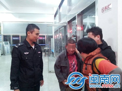 回到母親身邊,張某慎露出開心的表情