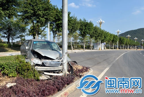 小車車速太快，直接撞上綠化帶