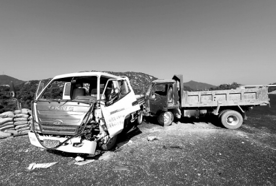 一輛白色貨車和一輛藍色貨車相撞