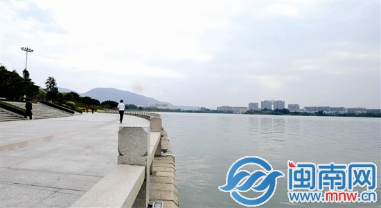 如今西湖完成了治污,碧波萬頃