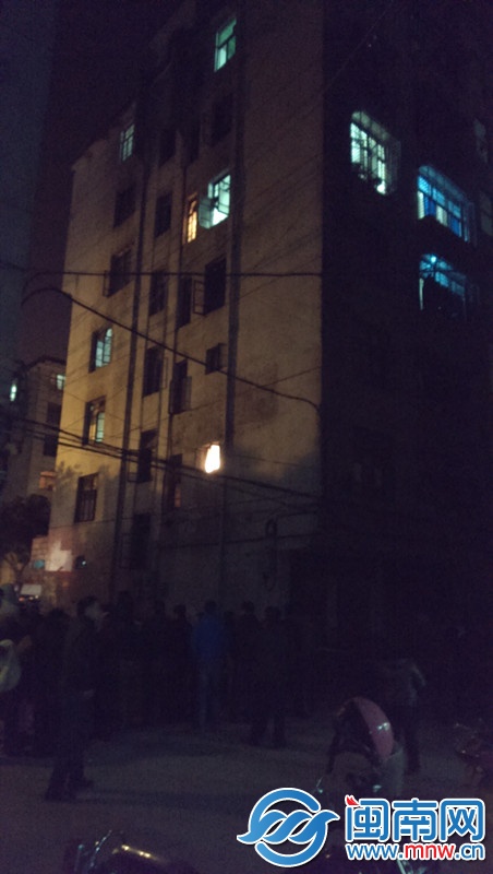 亮著三個燈的五樓房間就是事發租房_副本