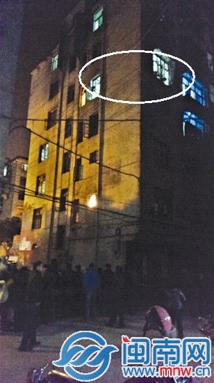 亮著三個燈的五樓房間就是事發(fā)租房