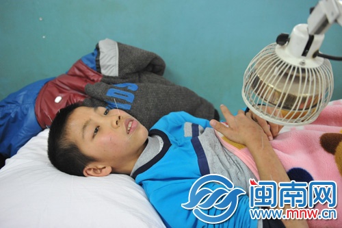 如今,他無法去上學,每天都要去醫院針灸