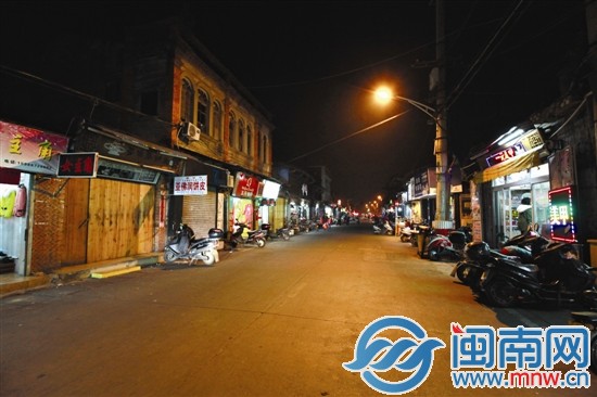 昨晚不到9點,泉州市區西街,多家店鋪已經關門,路