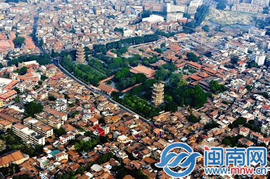 本報去年年底航拍圖片,東西雙塔屹立,紅磚古厝環繞