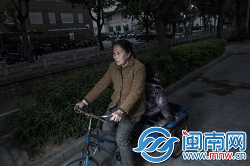 李奶奶每天載著孫子上下學,兩人相依為命