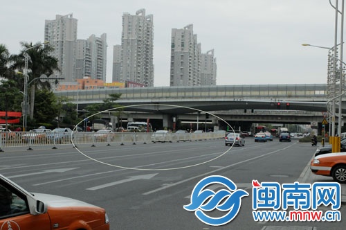 昨日凌晨被撞斷的這段十多米長護(hù)欄，目前已被補(bǔ)上