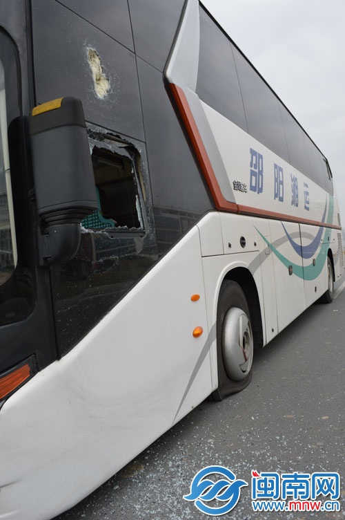 駕駛室車(chē)窗被砸碎，輪胎也被戳破