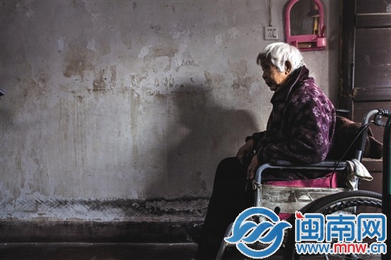 陳磨治坐在輪椅上，常年窩在家中，好希望有人帶她出