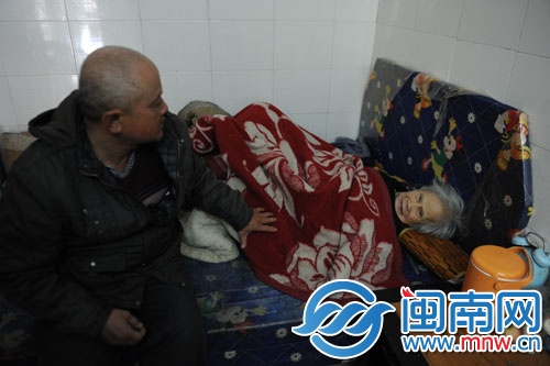 譚長福的家有點背陰，床沒有床墊，被子沒有被套