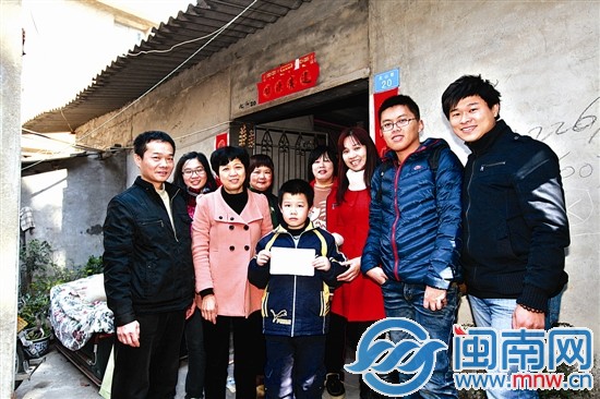 小澤煒開心地與記者一行人合影