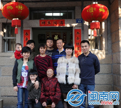 彭都移請來93歲母親拍全家福