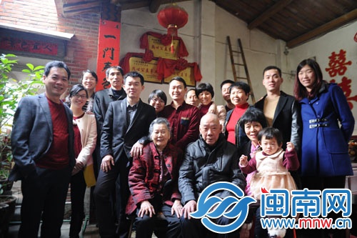 富家良一家17口全齊了