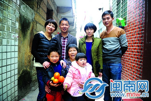 二十多年前拍的全家福里,只有4個人,如今一家已有