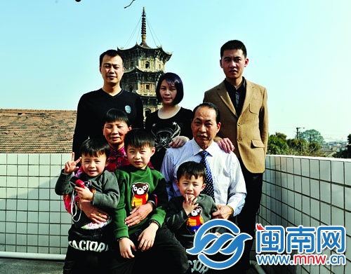 這次拍全家福,陳翠玉和十年前一樣,選擇了東塔為背景