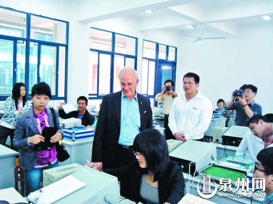 諾貝爾獎(jiǎng)獲得者戴維·格羅斯到泉州經(jīng)貿(mào)職業(yè)技術(shù)學(xué)院