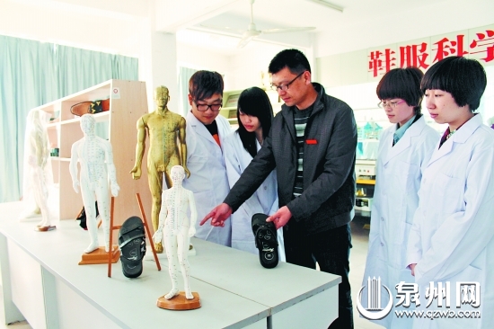 泉州華光職業學院學生在保健技術實驗室