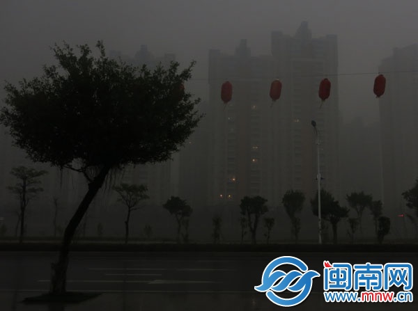 昨日下午3時(shí)34分，近乎黑夜，泉州東海一小區(qū)，居民