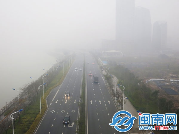 昨日下午3時(shí)30分，沿海大通道晉江大橋附近，前方馬