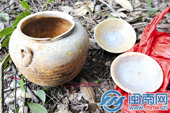 在潘山另一個墓葬發現的雙系罐(左)和玉碧足碗